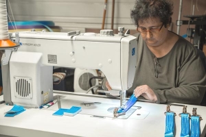 Maryse et sa machine à coudre